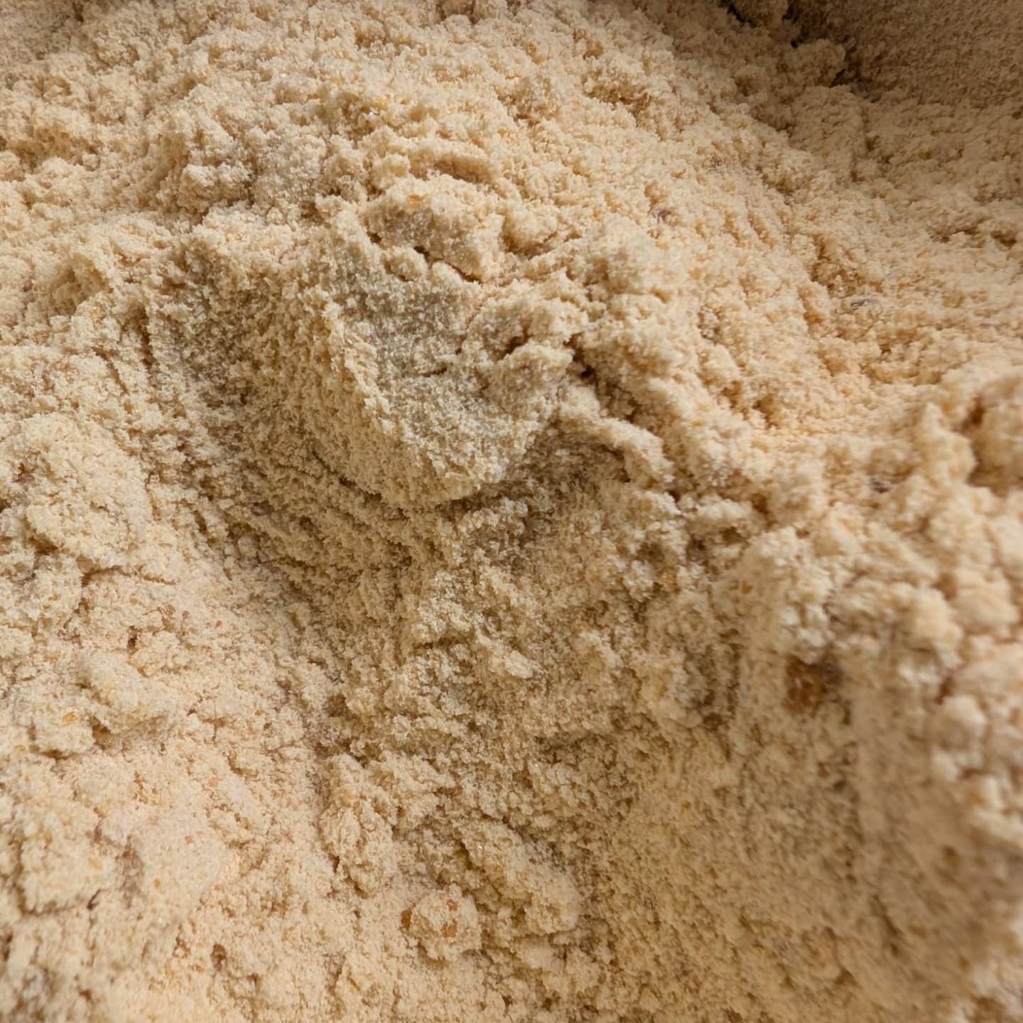 Selbst hergestelltes Caramelpulver aus karamellisiertem Zucker