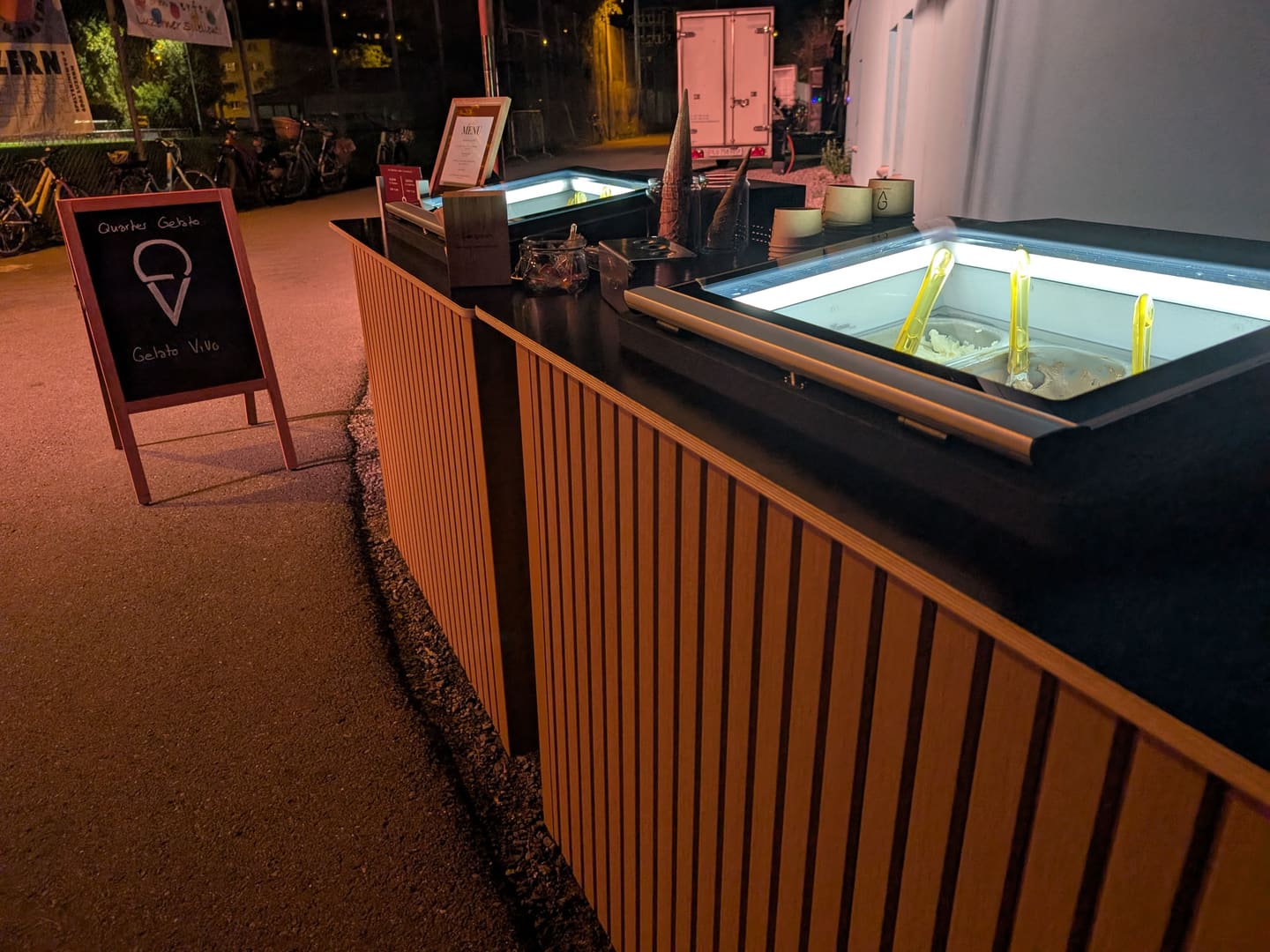 Die beleuchtete Gelato Bar in Holzoptik bei einem Abendanlass