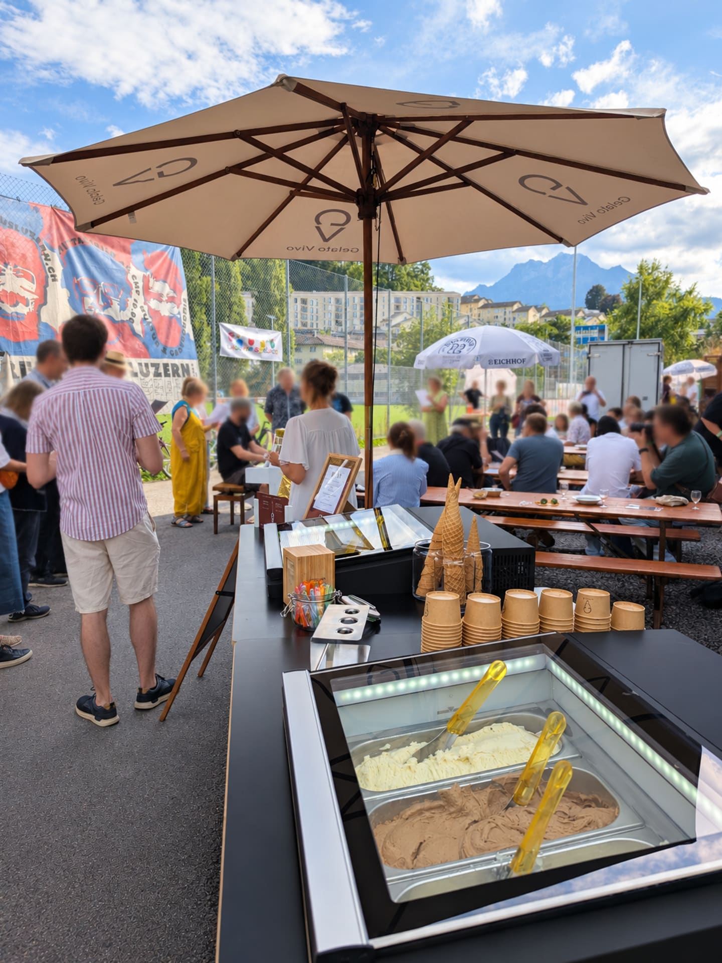 Gelato Bar mit Sonnenschirm an einem Sommerfest in Luzern