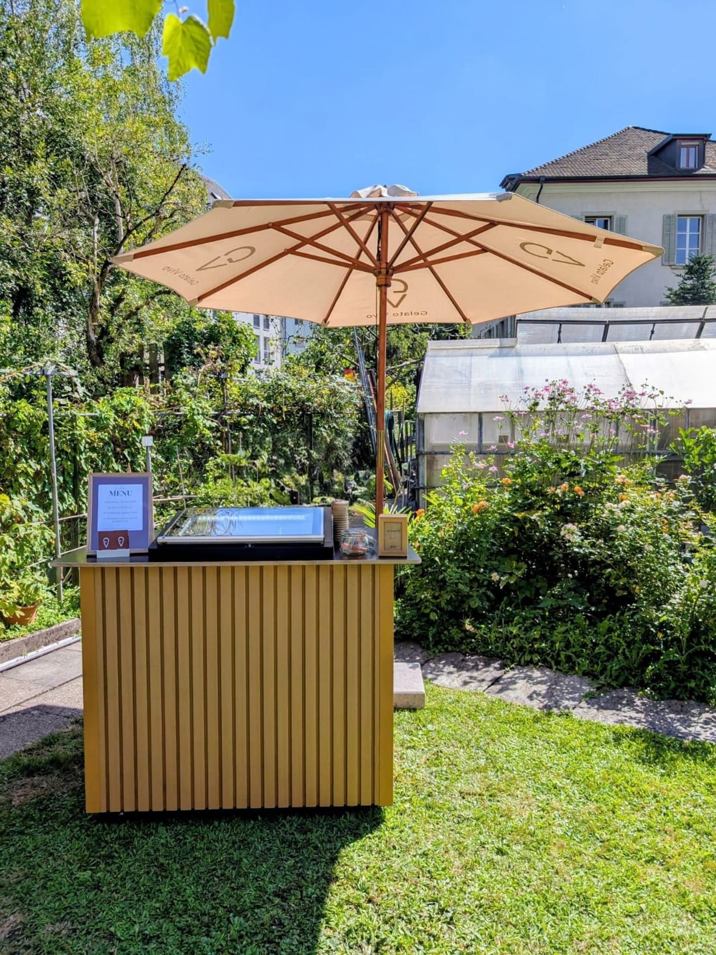 Gelato Bar mit Sonnenschirm in einem Garten