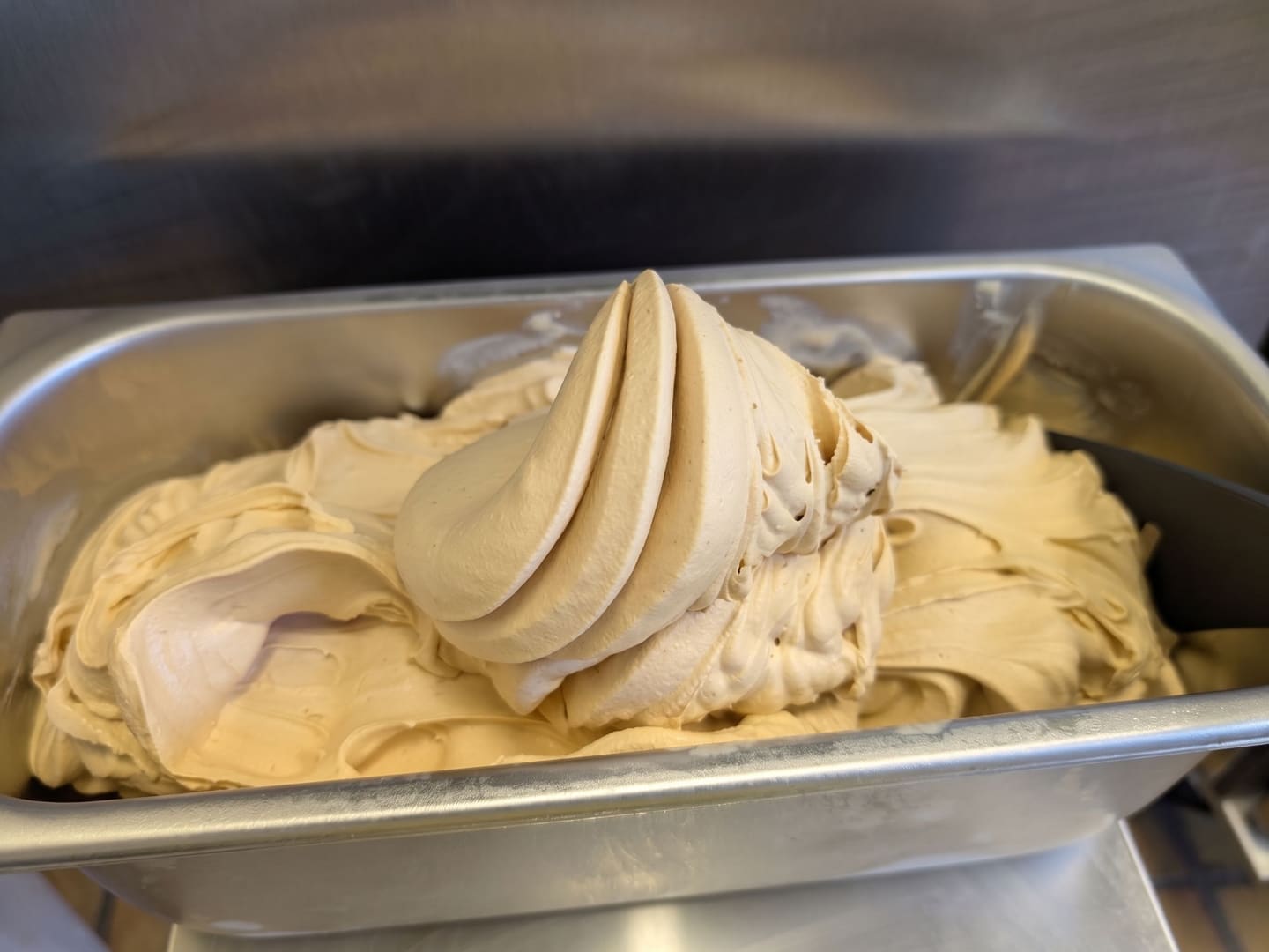 Caramel-gesalzen-Gelato mit Caramelstücken