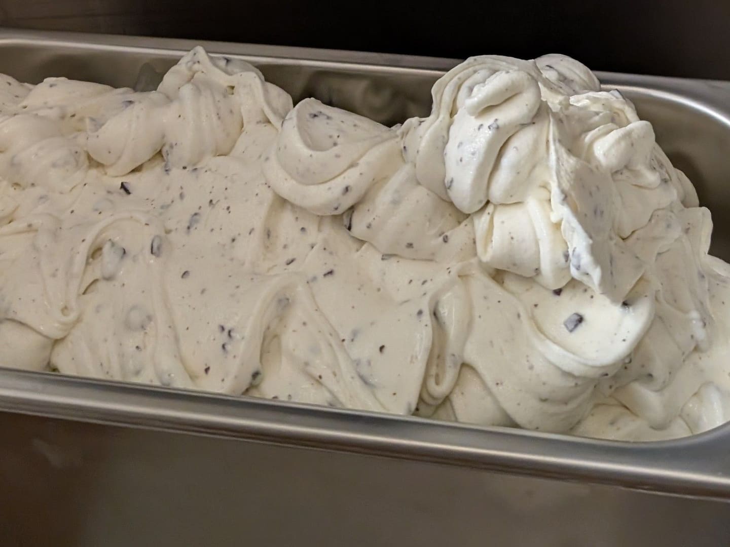 Stracciatella-Gelato mit selbst gemachten Schokostückchen