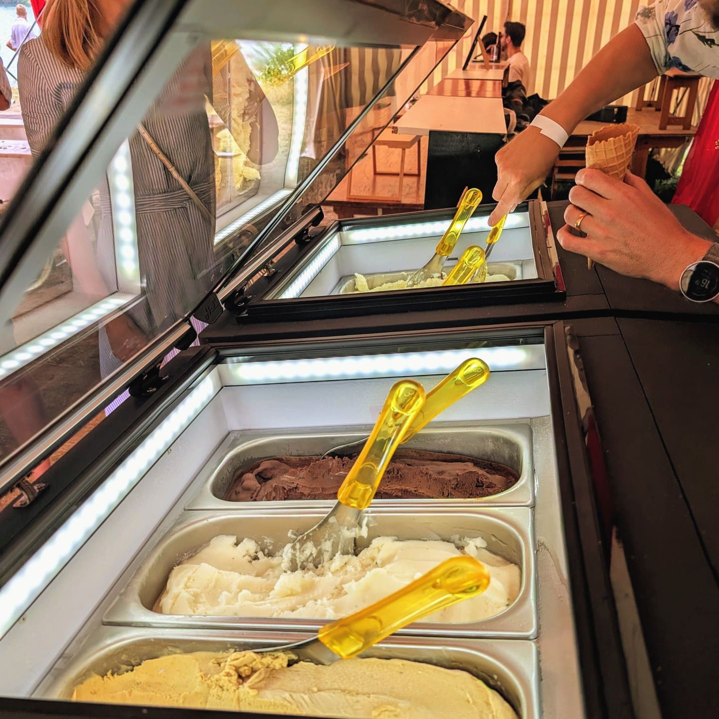 Geöffnete Gelato-Vitrine mit Schokolade, Fior di Latte und Vanille